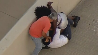 Una mujer fue arrestada por intentar apuñalar a dos hombres después de un accidente de tránsito en Miami