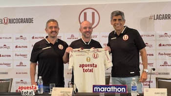 Javier Rabanal exhibiendo la camiseta