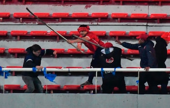 Palazos contra un hincha de