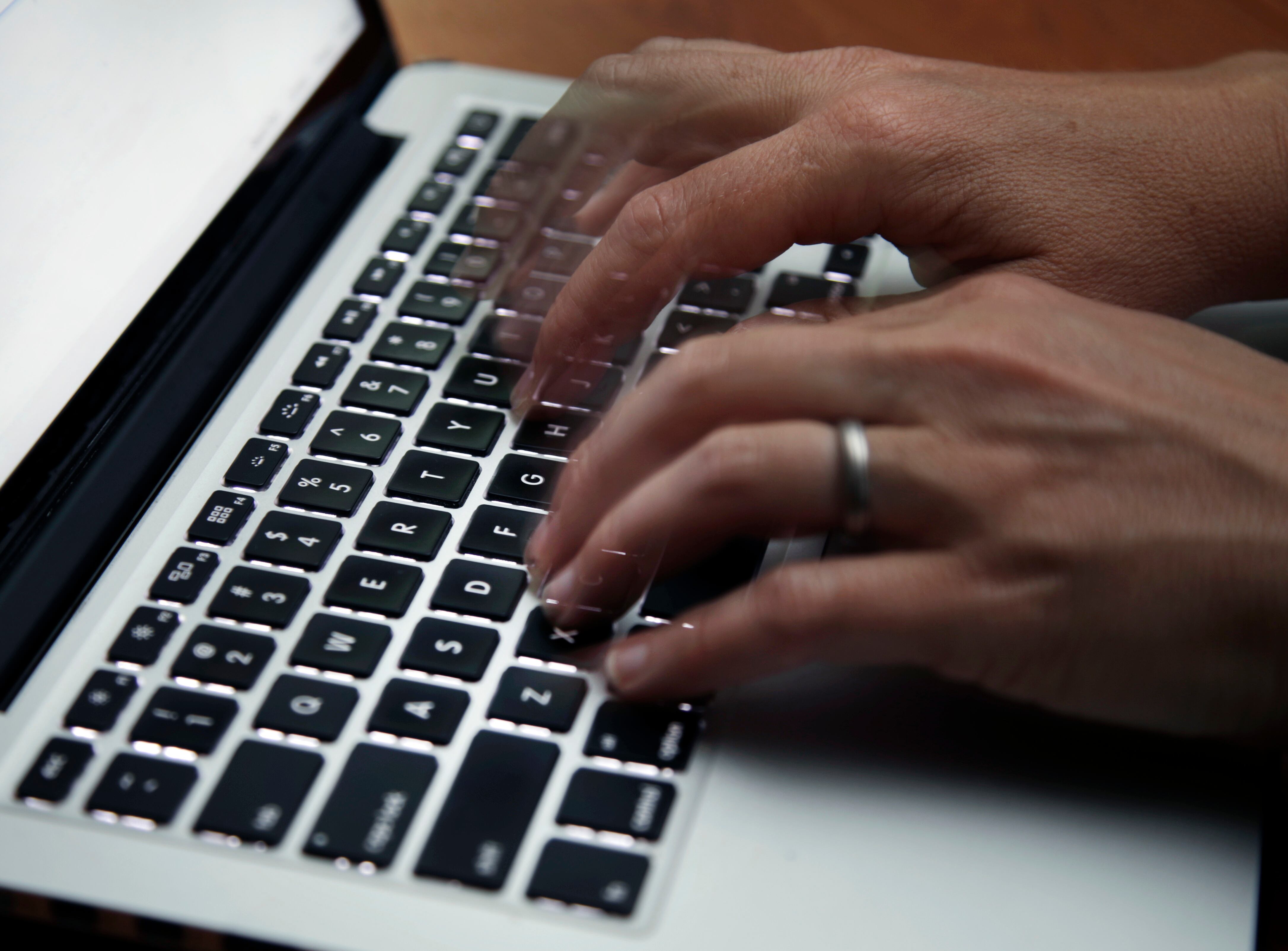 El informe internacional de Comparitech analiza más de dos mil millones de credenciales filtradas y advierte sobre riesgos de seguridad digital (AP Foto/Elise Amendola, Archivo)