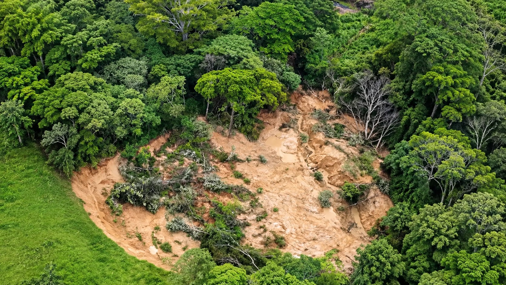 La antigua mina de oro Remance, ubicada en el distrito de San Francisco, en Veraguas, sufrió un deslizamiento de tierra durante el terremoto del 9 de octubre, que movilizó sedimentos hacia fuentes de agua cercanas. Captura de video