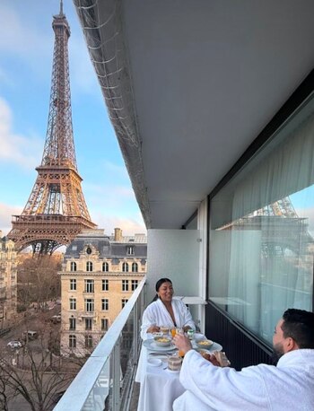 El viaje de la senadora Peralta al exclusivo Hotel Pullman en París generó una discusión sobre autenticidad cultural y coherencia política - crédito @marthaperaltae/Instagram