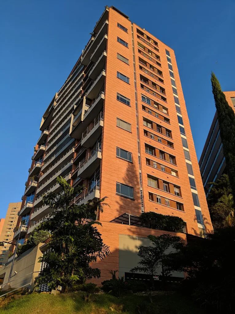 Uno de los apartamentos registrados a nombre de Misael Cadavid Jaramillo en el exclusivo edificio Twins, en El Poblado de Medellín - crédito Google Maps