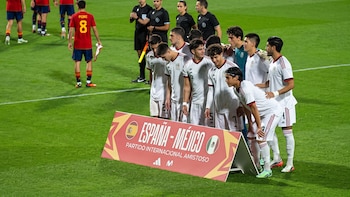 España presenta como “Méjico” a la selección sub-20 y desconcierta a los jugadores: qué dice la RAE sobre esta grafía
