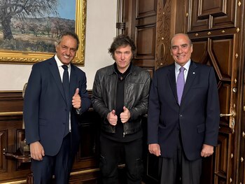 El secretario de Turismo, Deportes y Ambiente de la Nación, Daniel Scioli, junto a Javier Milei, y Guillermo Francos