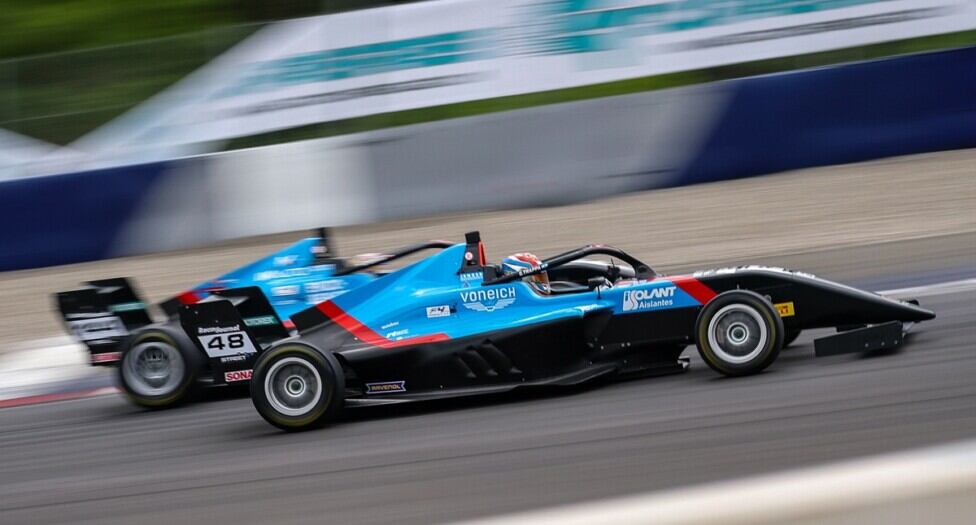 Gino acelerando su auto en la F4 de Europa del Este (@Corazondef1)