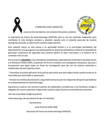 Un hombre con camisa polo azul y pantalón claro posa sentado, mientras la mano de otra persona reposa sobre su hombro