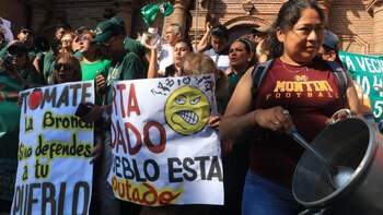 Personas se manifiestan durante una