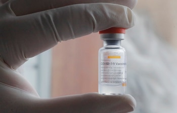 Un trabajador médico muestra una dosis de la vacuna Coronavac, EFE/Sergey Dolzhenko