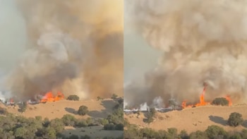 Llamas y densas columnas de humo sobre una colina con vegetación seca y árboles dispersos en dos tomas contiguas