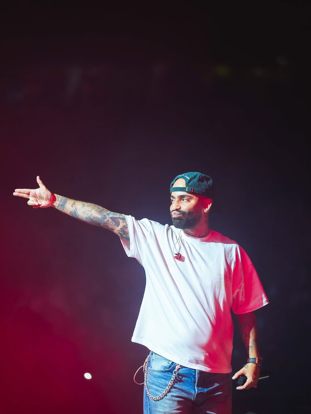 El artista urbano Arcángel se presenta en Lima durante su gira