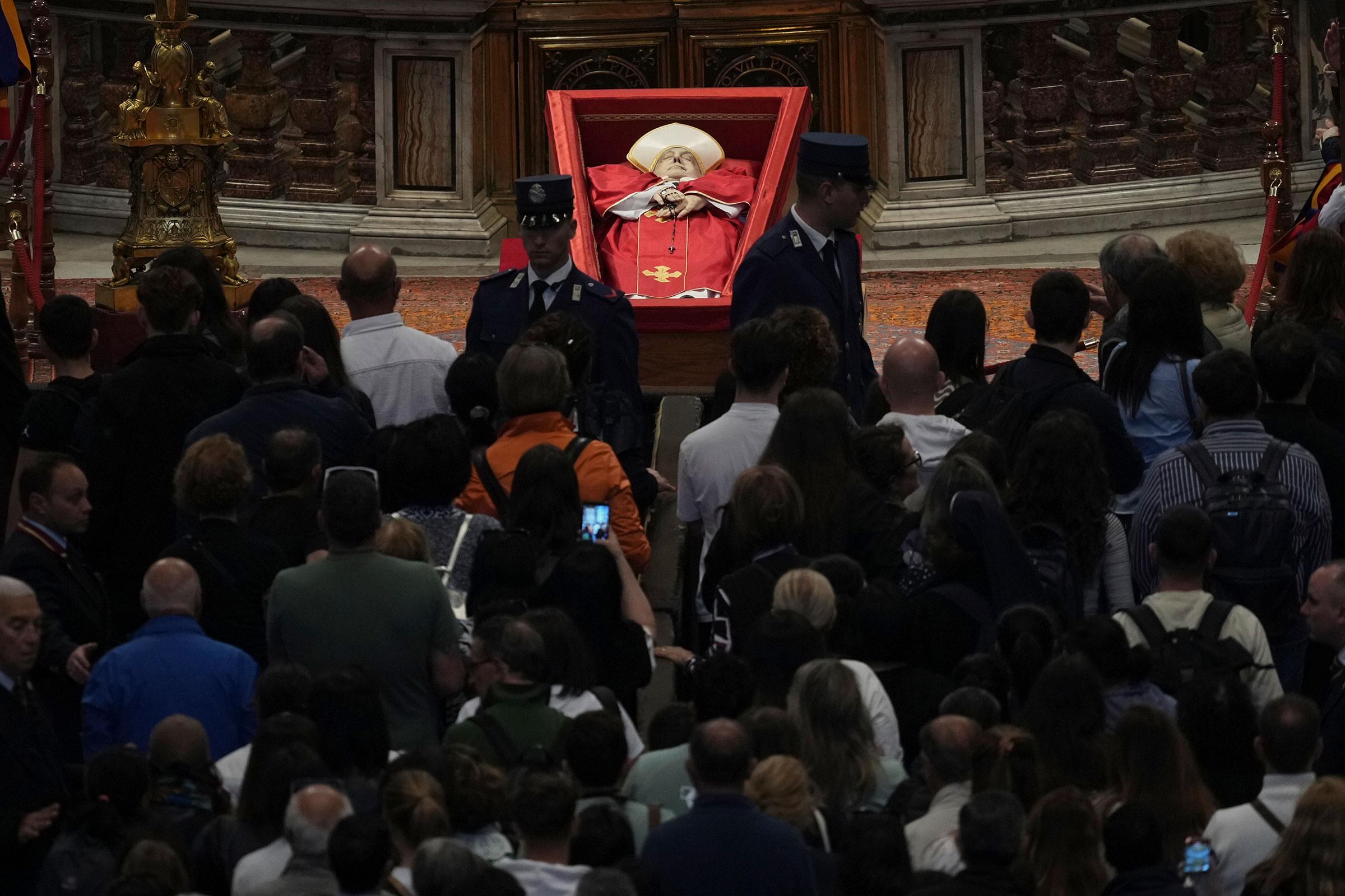 La gente haciendo fila para presentar sus respetos al papa Francisco, cuyo cuerpo yacía en capilla ardiente dentro de la basílica de San Pedro, en el Vaticano, el 25 de abril (Andrew Medichini—AP)