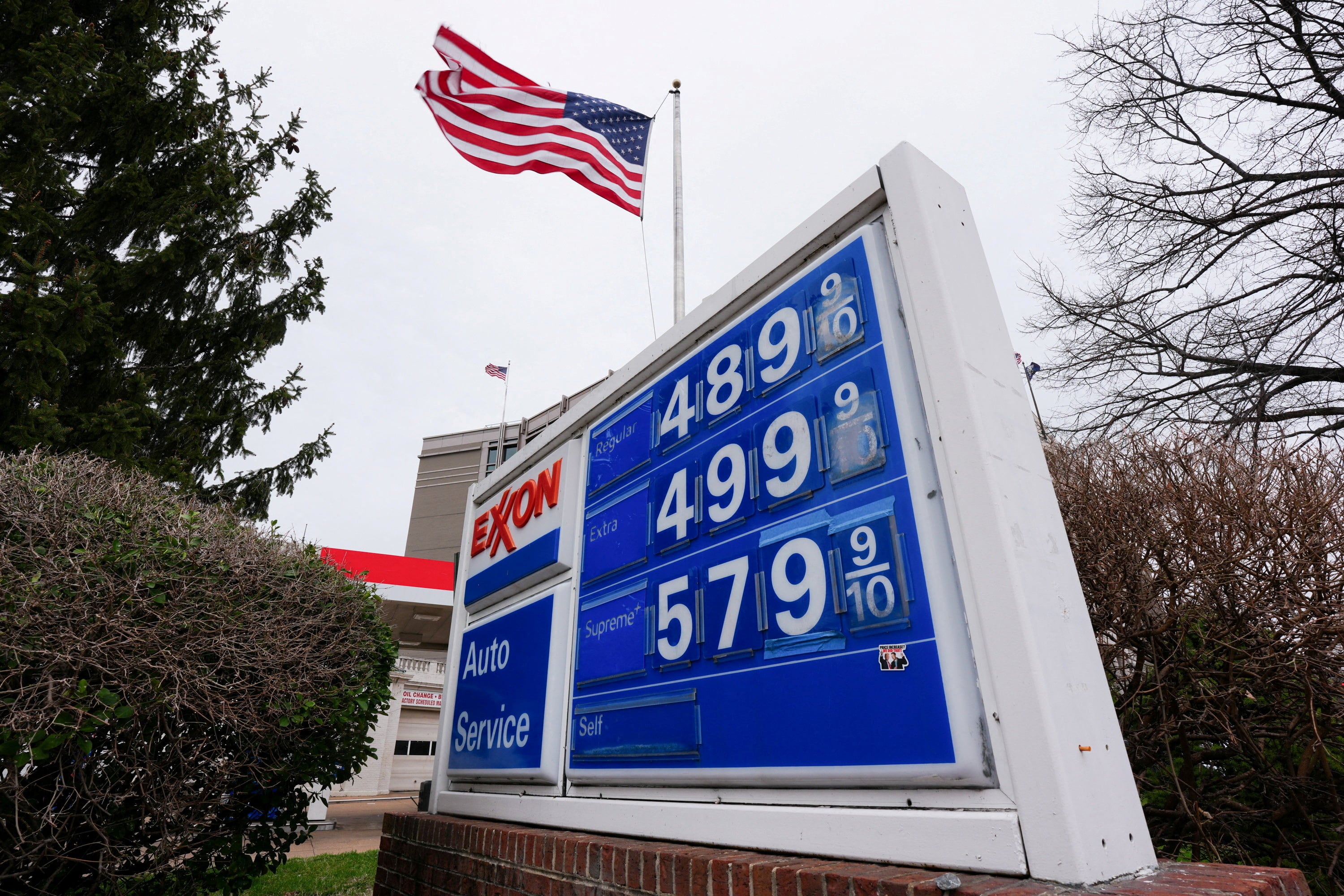 Cargar un tanque de 15 galones en Florida cuesta hoy unos 58.17 dólares, frente a los 46 dólares de hace un año (REUTERS/Aaron Schwartz/File Photo)