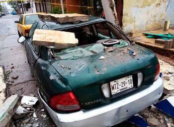 Un auto con escombros de