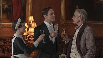 Jeremy Irons (derecha), Tom Mison y Sara Vickers en 'Watchmen'