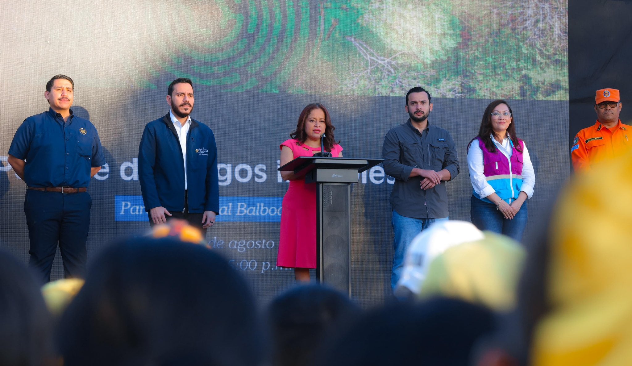 La ministra de Turismo, junto a funcionarios del gabinete y Protección Civil, presenta el Plan Vacación 2026 durante un acto público en San Salvador (Cortesía: Secretaría de Prensa).