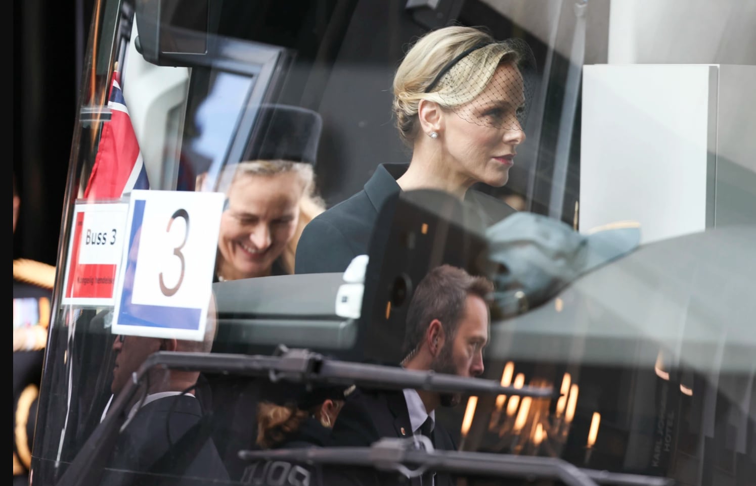 Charlene de Mónaco subiendo al autobús que les llevará a la Catedral de Oslo para acudir al funeral de Estado de Harald