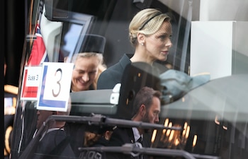 Charlene de Mónaco subiendo al autobús que les llevará a la Catedral de Oslo para acudir al funeral de Estado de Harald