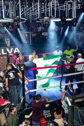 El gobernador de Caquetá, Luis Francisco Ruiz Aguilar, venció al alcalde de Florencia, Marlon Monsalve Ascanio, en la velada de boxeo Guerra en la Selva - crédito Gobernación de Caquetá