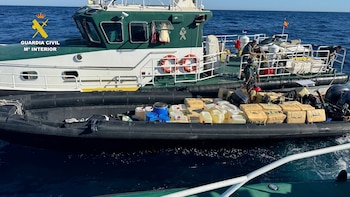 Detenidos ocho tripulantes de una narcolancha con 3.040 kilos de hachís frente a la costa de Huelva