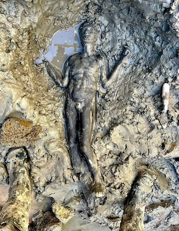 Una estatua de bronce de