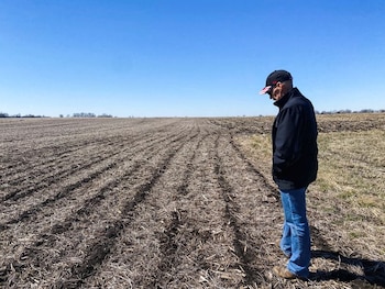 Un agricultor observa sus tierras, en las que cultiva maíz. (Cassandra Garrison/Reuters)