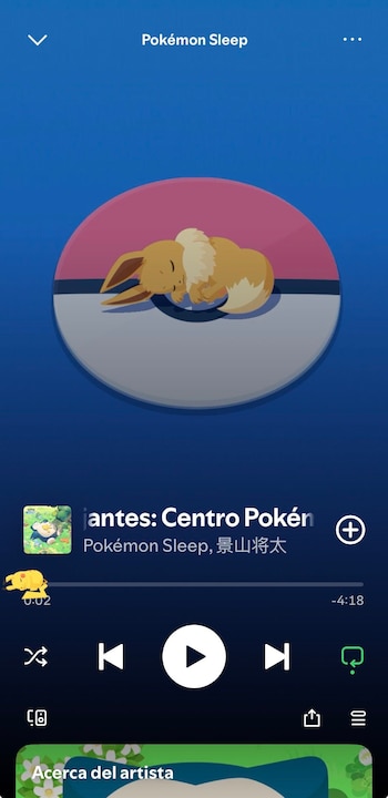 Interfaz de un reproductor de música con una ilustración de Eevee dormido sobre una Pokébola y botones de control en pantalla