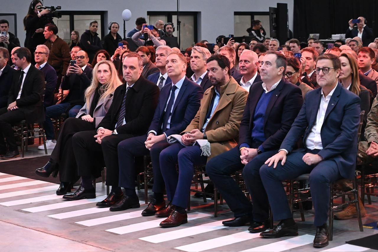 Karina Milei, Manuel Adorni y Diego Santilli, en primera fila