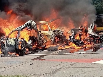 De acuerdo con la Comisión Nacional de Emergencias, entre las víctimas mortales se encuentran siete personas que murieron calcinadas, dos más que fallecieron por el impacto y un trabajador de mantenimiento de la autopista que fue localizado debajo de uno de los tractocamiones. (Crédito: redes sociales)