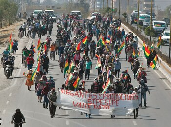 Manifestantes marchan en una protesta