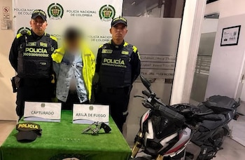 La Policía Metropolitana de Bogotá intervino tras denuncias sobre hombres armados que intimidaban a los ocupantes de un vehículo en el occidente de la ciudad - Policía Bogotá
