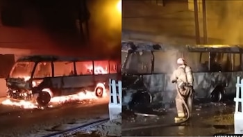 Díptico de un vehículo de transporte público. Izquierda: un autobús envuelto en llamas por la noche. Derecha: un bombero rocía el autobús ya carbonizado