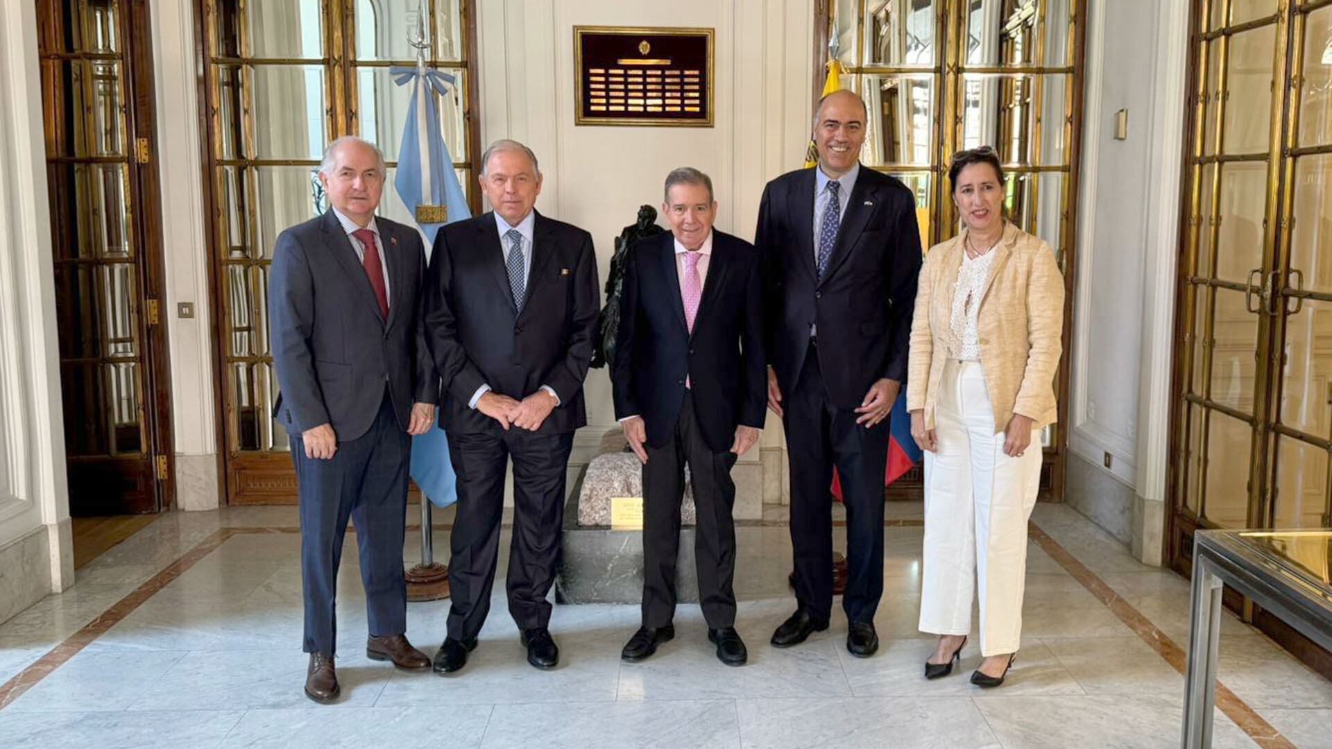 Werthein y González Urrutia se reunieron en la Emabajada argentina en Madrid. (@Cancilleria_Ar)