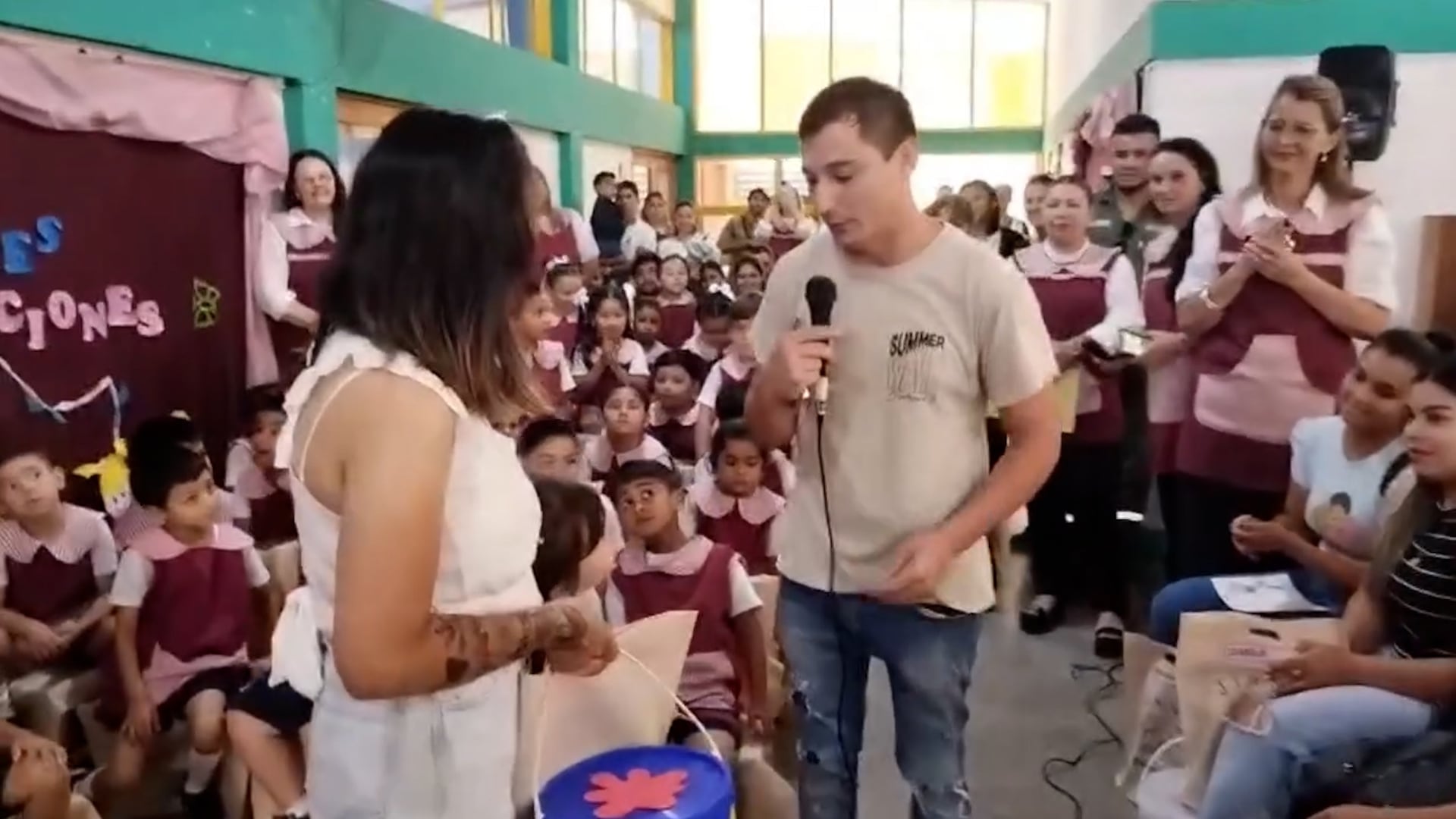 Una propuesta de matrimonio pública en Esquina, Corrientes, sorprende a la comunidad educativa durante un acto escolar