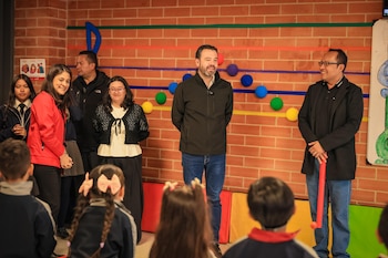 Los colegios de Bogotá tendrán seis meses para adaptar sus manuales de convivencia y definir con la comunidad educativa cómo aplicarán la norma sobre celulares - crédito Alcaldía