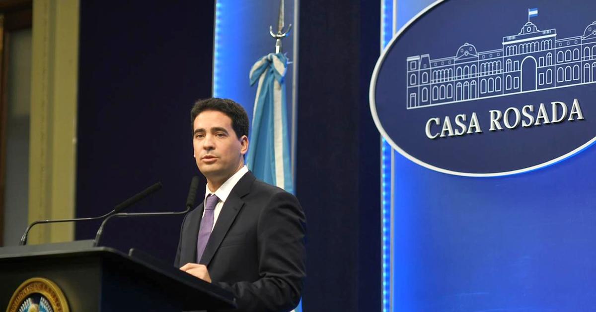 “Fue diferente a Adorni”: lo que no se vio de la primera conferencia del nuevo vocero presidencial, Adrián Ravier