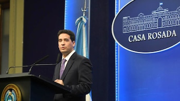 “Fue diferente a Adorni”: lo que no se vio de la primera conferencia del nuevo vocero presidencial, Adrián Ravier