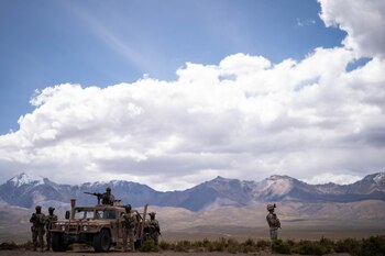 Miembros de la FF.AA custodian