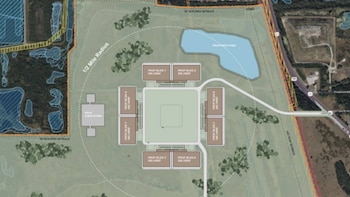 Vista aérea de un plan de sitio que muestra el diseño propuesto para un centro de datos, con ocho edificios rectangulares, un edificio central cuadrado, una subestación, un estanque propuesto y áreas verdes