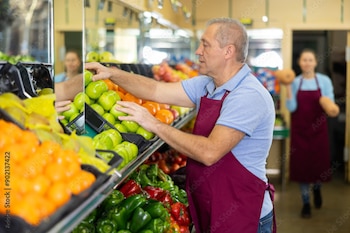 Trabajador en un supermercado. (Adobe