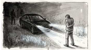 Dibujo en blanco y negro de un auto con faros encendidos en un camino, una persona de espaldas y dos sombras al fondo entre la vegetación.