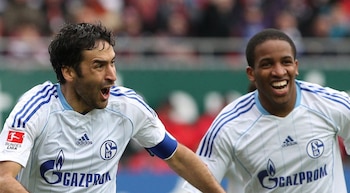 Jefferson Farfán y Raúl González jugaron juntos en Schalke 04 entre el 2010 y 2012. - créditos: Getty Images