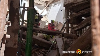 Un edificio en obras se derrumba de repente en una localidad de Huesca: muere un trabajador y hay otro atrapado bajo los escombros