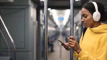 El ruido de los altavoces móviles en el transporte público de Londres provoca una campaña inesperada
