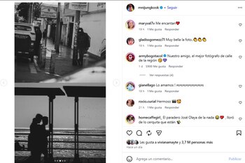 Captura de pantalla de una publicación de Instagram con dos fotografías en blanco y negro de una calle de la ciudad y personas junto al mar
