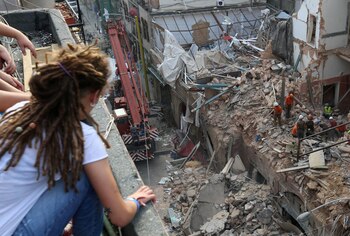 Los vecinos siguen de cerca las labores, que se reanudaron el viernes (REUTERS/Aziz Taher)