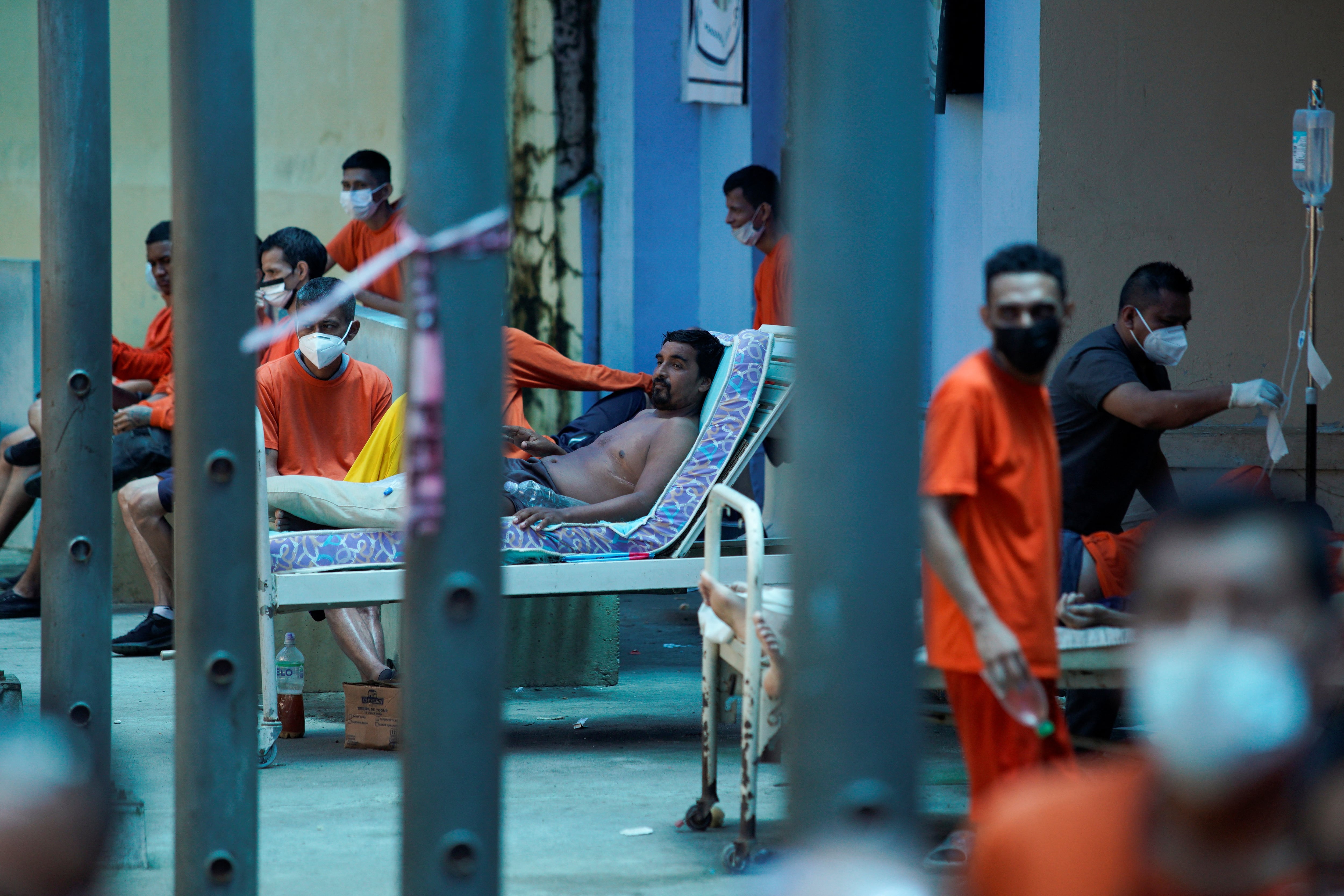 Los reclusos que necesitan atención médica son retenidos en un pabellón de la Penitenciaria del Litoral, en medio de un brote de tuberculosis en la instalación, en Guayaquil, Ecuador, 9 de abril de 2025. REUTERS/Santiago Arcos