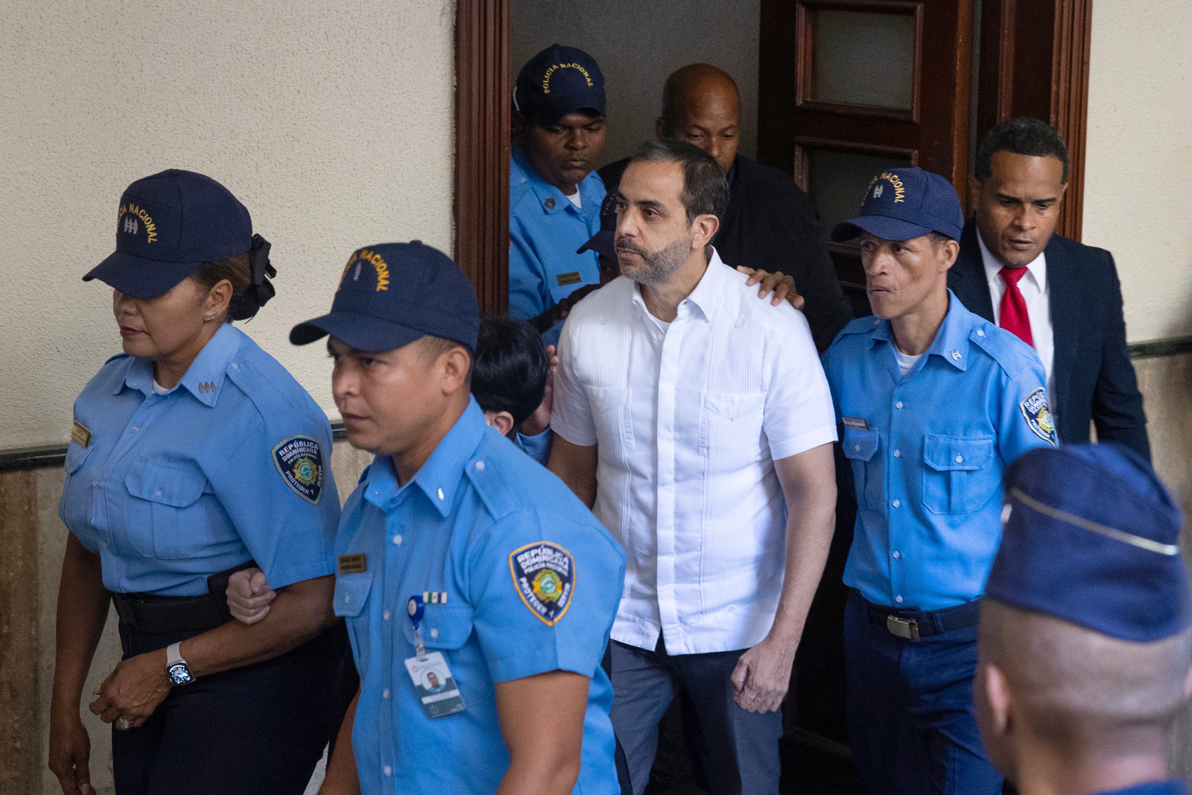 ARCHIVO: El propietario de la discoteca Jet Set, Antonio Espaillat (de blanco), enfrenta el juicio junto a su hermana Maribel Espaillat. / (EFE/ Orlando Barría)
