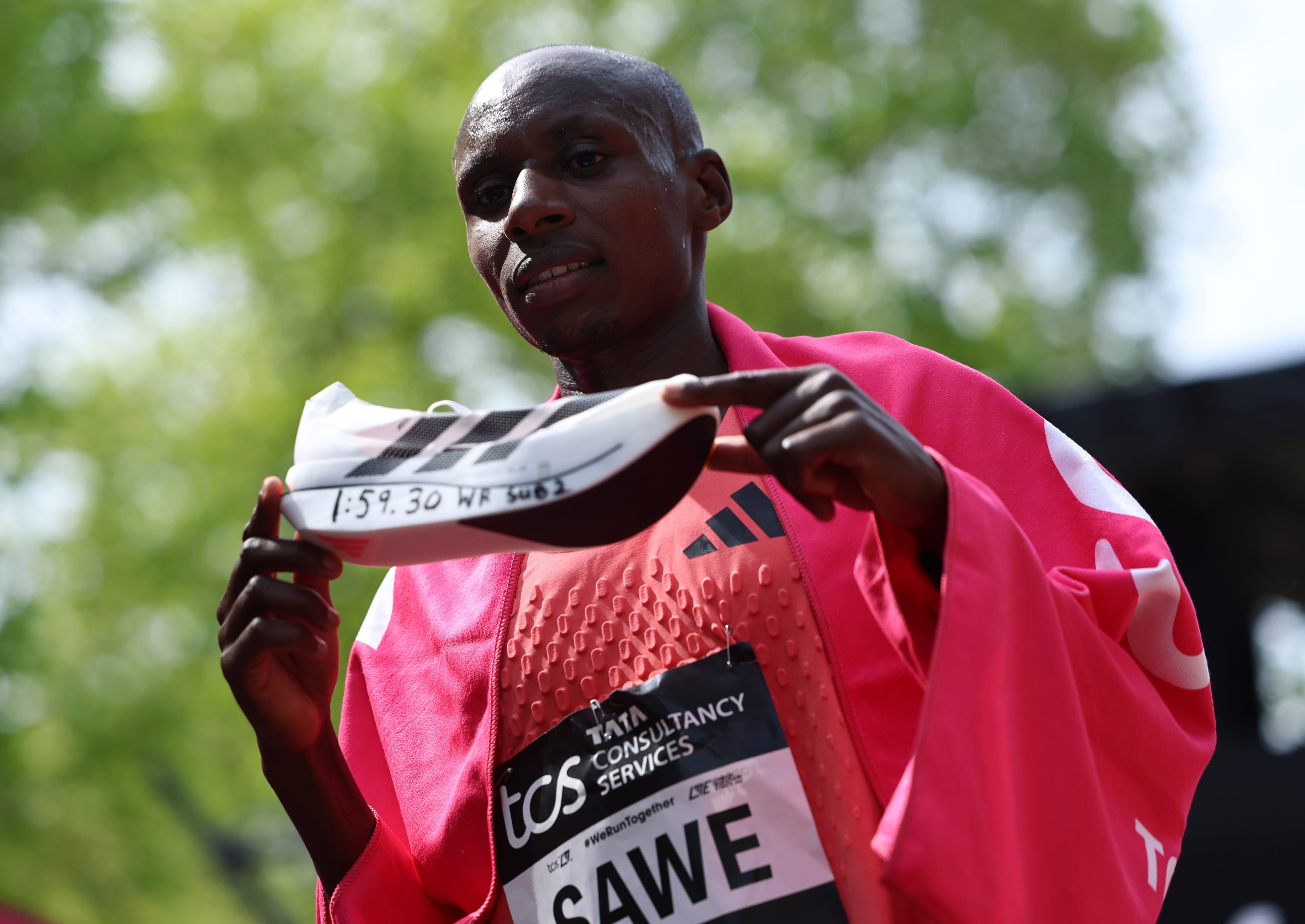 El atleta keniata impresiona al mundo al completar los 42,195 kilómetros en menos de dos horas - EFE/EPA/NEIL HALL