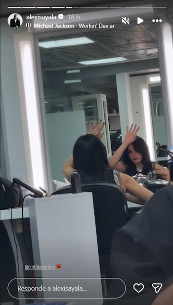 Reflejo en espejo de una mujer joven con cabello oscuro, Cinthia Aparicio, levantando ambas manos con los dedos separados, como orejas de conejo